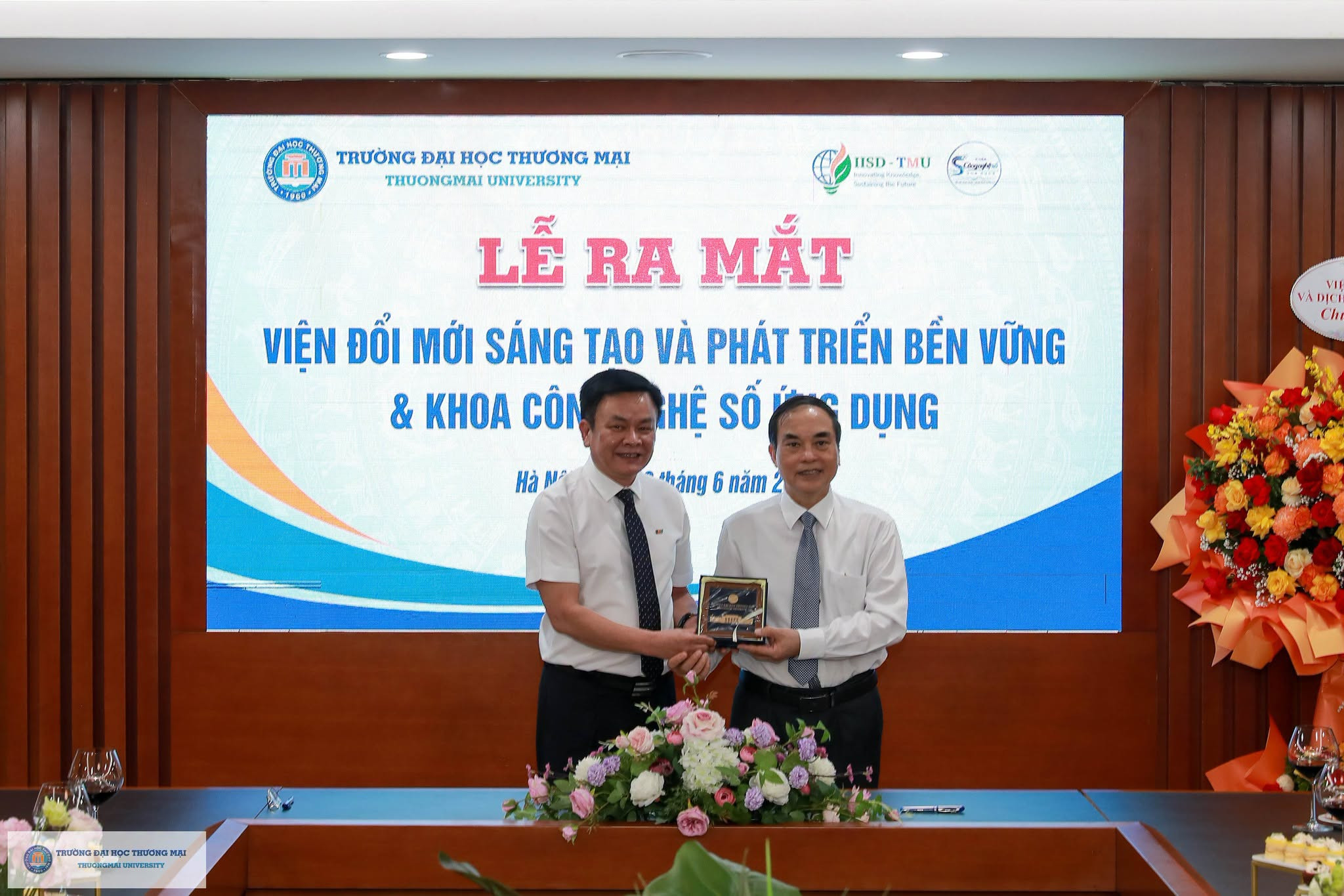 Lễ ra mắt Viện Đổi mới sáng tạo và Phát triển bền vững và Khoa Công nghệ số ứng dụng